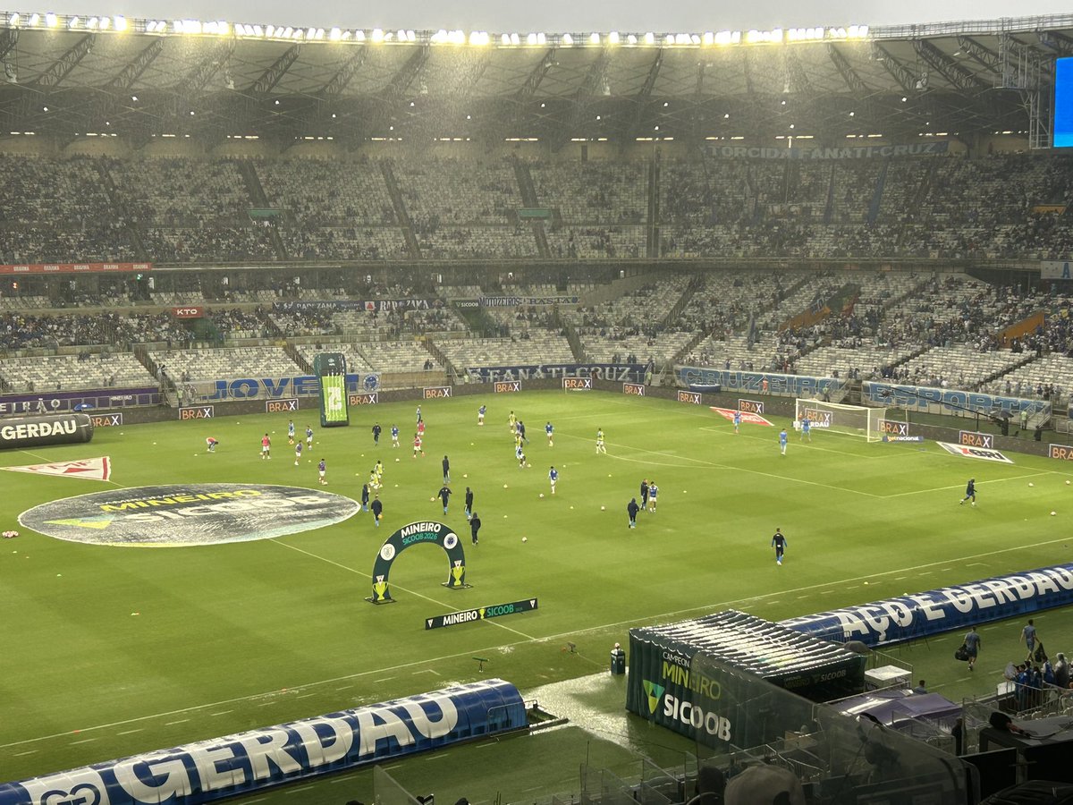 É possível ver água acumulada em diversos pontos do gramado durante o aquecimento dos atletas. Bola prendendo um pouco…

Chovendo bastante no Mineirão. Vamos ver como o campo suportará.