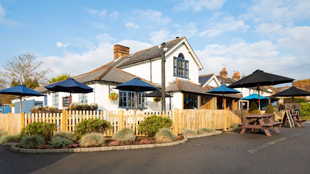 GBbooze's tweet image. The Star, Malden Rushett, Leatherhead, #Surrey 🍻
Until fairly recently, The Star Pub was four-fifths in the London borough of Kingston and one-fifth in the Mole Valley. The rates had to be divided up! The pub had an Oxshott phone number, and the postal address was #Leatherhead