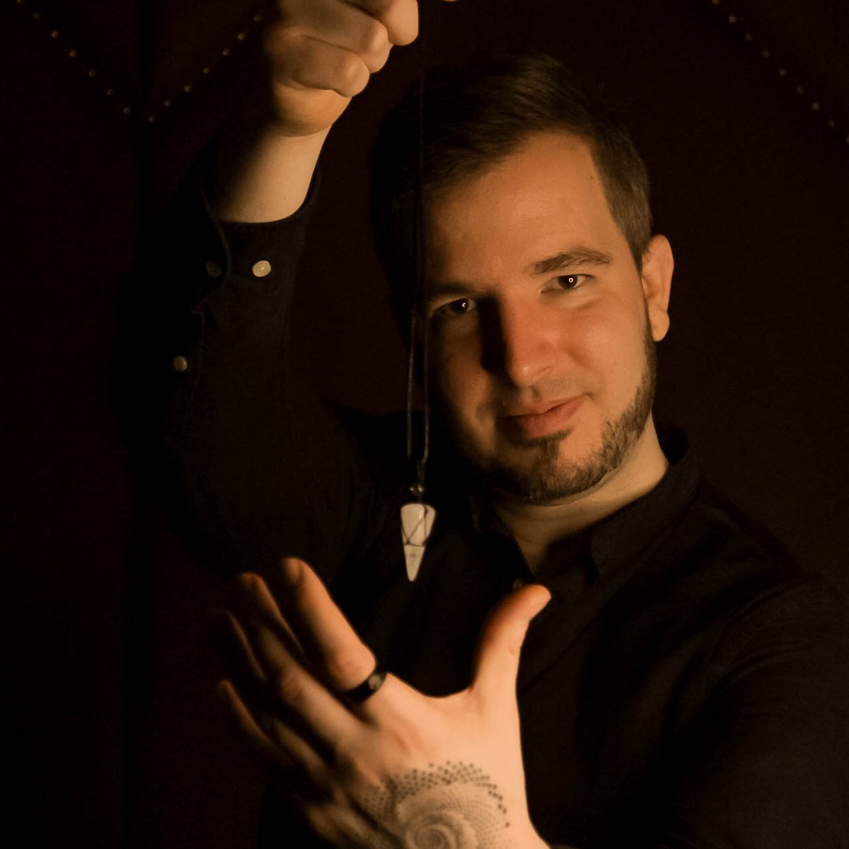 Und was wäre ein guter Hypnotiseur ohne ein Pendel. (Okay, ich hab mehr als nur ein Pendel)

Wenn es jetzt noch nach links und rechts schwingt, mit jedem hin und her deinen Kopf ein weniger leerer macht, bis du nur noch darauf wartest, von mir ein Kommando zu bekommen...