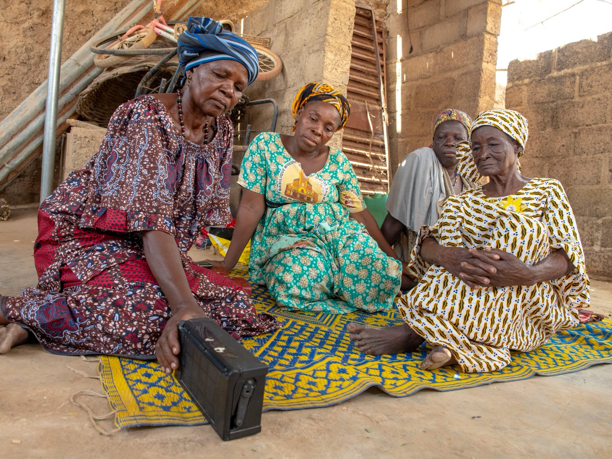 A small group of women in Burkina Faso have found immeasurable meaning and value in studying God’s Word with Amina. Three times a week, they gather beneath a corrugated metal roof in Amina’s small courtyard to listen to Bible verses on an audio player.