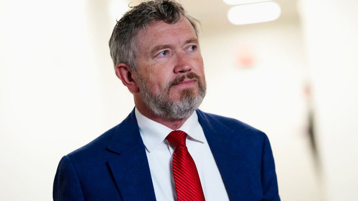 ÚLTIMA HORA: 

 El representante Thomas Massie afirma estar listo para comenzar a leer públicamente los nombres de los clientes de Epstein si Pam Bondi se niega a deshacer la redacción de los nombres.🎯