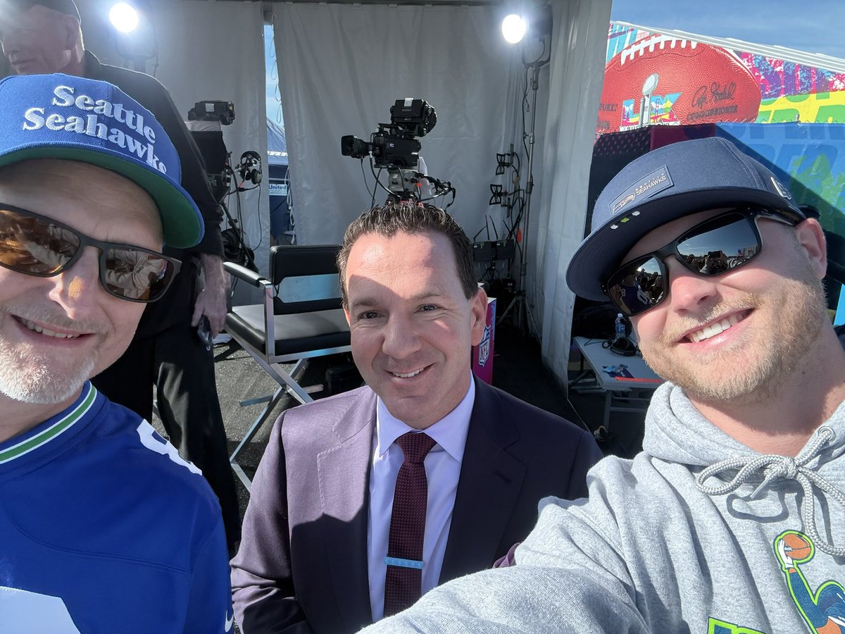 JohnnyBehave's tweet photo. @RapSheet is a gracious dude! Kept giving everybody “one more” selfie, obliged every request with a smile! Fun to see a guy you watch on the @nflnetwork everyday! Thanks, Tom! #GoHawks! https://t.co/uOW97Cw8LC