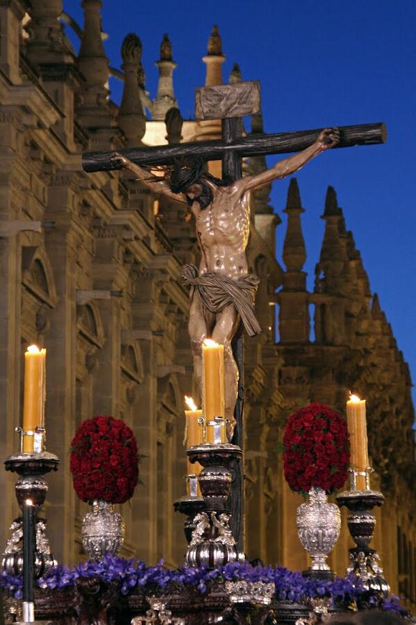 El Cristo del Calvario tras realizar la Estación de Penitencia en la Santa Iglesia Catedral, al alba del Viernes Santo.