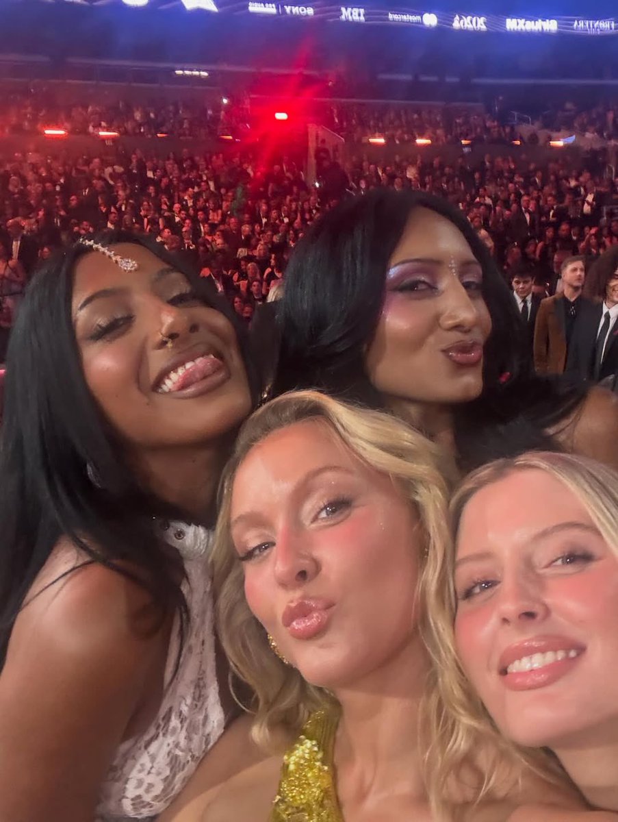 zaralarsson's tweet image. GIRLS🌟