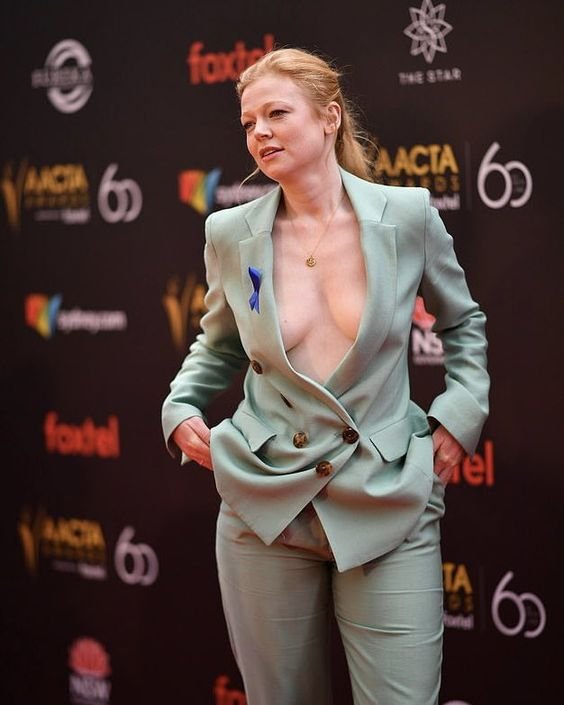 snookstan's tweet photo. The category is Sarah Snook wearing a low-cut suit to the Aactas https://t.co/XCMSv3Rbgz