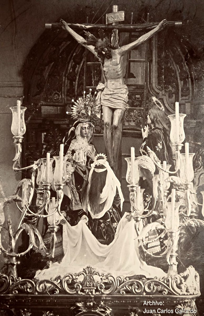𝐇𝐈𝐒𝐓𝐎𝐑𝐈𝐀. El único paso de la Hermandad de la Trinidad hasta la incorporación del palio en 1924, con la Virgen de la Esperanza a los pies del Crucificado anónimo que durante siglos fue titular de la corporación. #TrinidadSevilla #SoydelaTrinidad #SpesNonConfundit