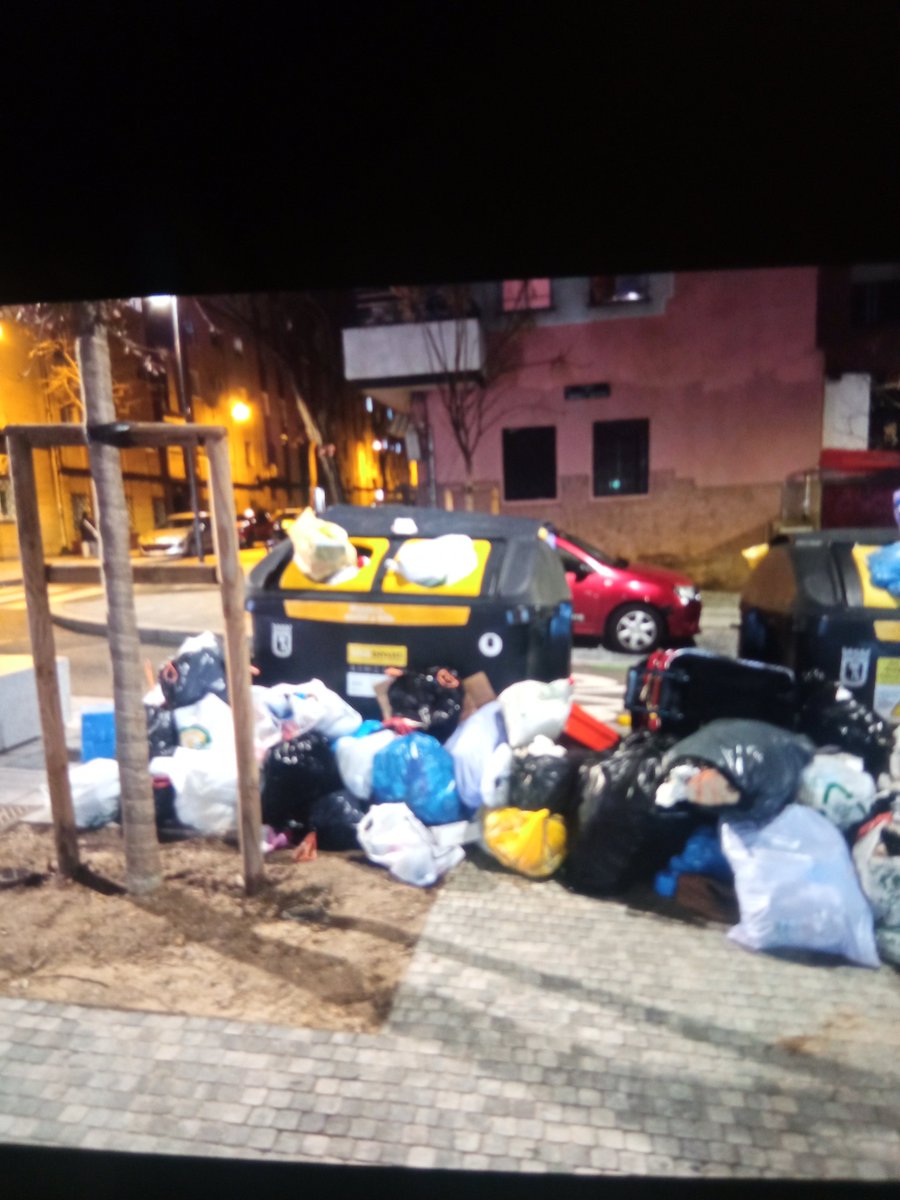 SaldiviaBN's tweet photo. @SoniaCQ @Lineamadrid reformas calles de Usera pero no eres capaz de gestionar mínimamente la recogida de residuos. Es lamentable @Mtnezparamo @JMDUsera @MADRID @madriddecandente https://t.co/m8OUxRiaC2