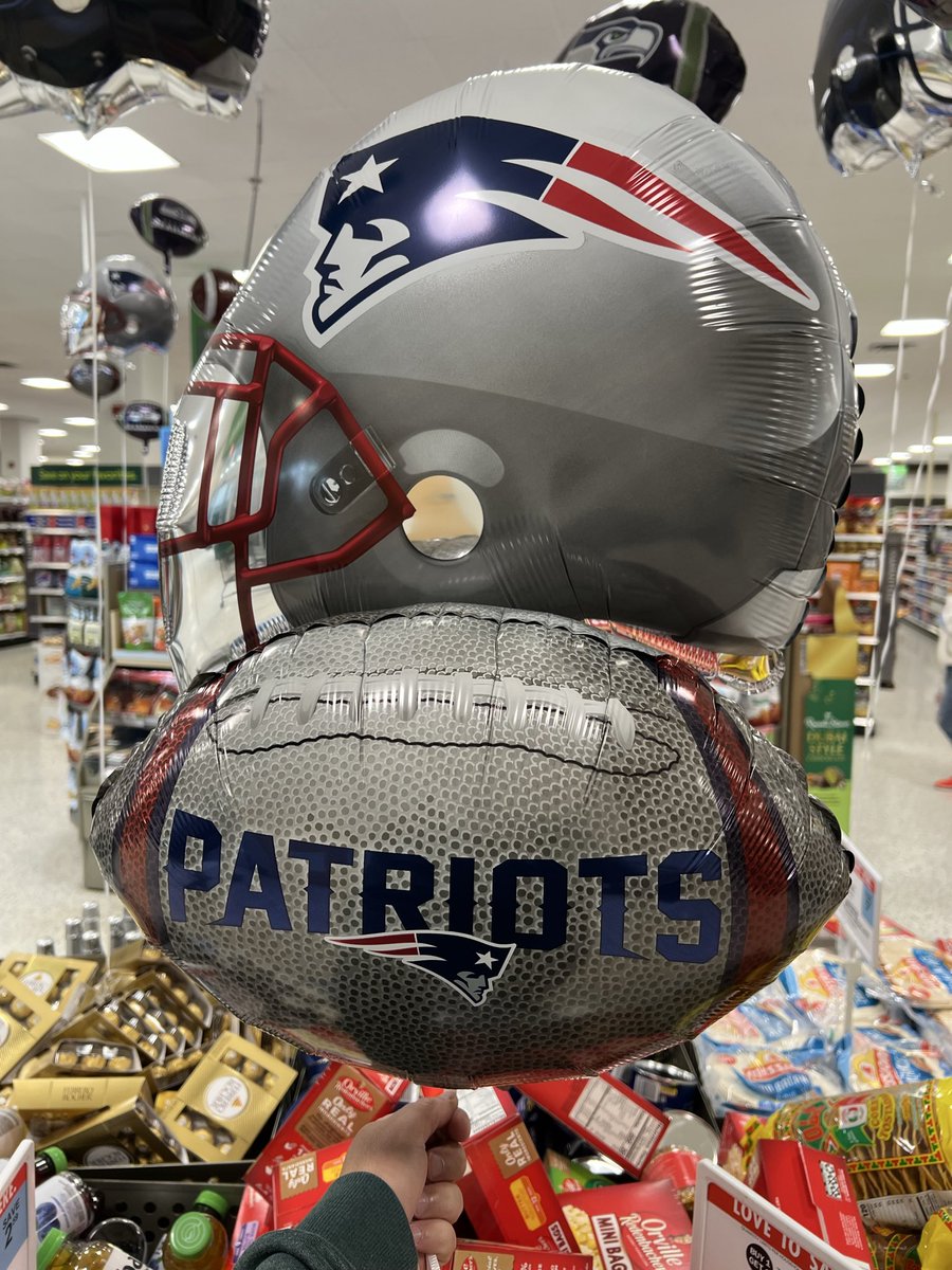 LuFromdade's tweet photo. Anyone know if Publix sells tacks? Asking for these soon to be popped Ballons #DeflateGate https://t.co/G5v2zzIl0w
