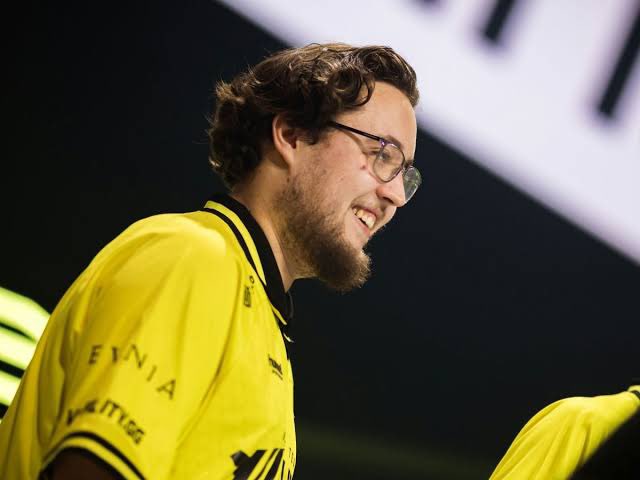 Unfortunate Counter-Strike tweet media