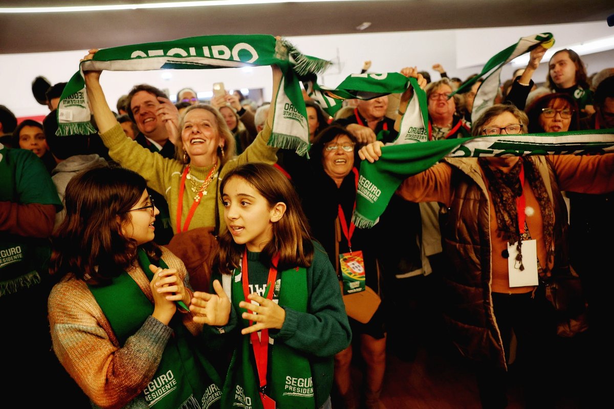 Com 83% dos votos apurados, o socialista António José Seguro derrota André Ventura, líder do Chega (extrema-direita), e se elege presidente de Portugal.