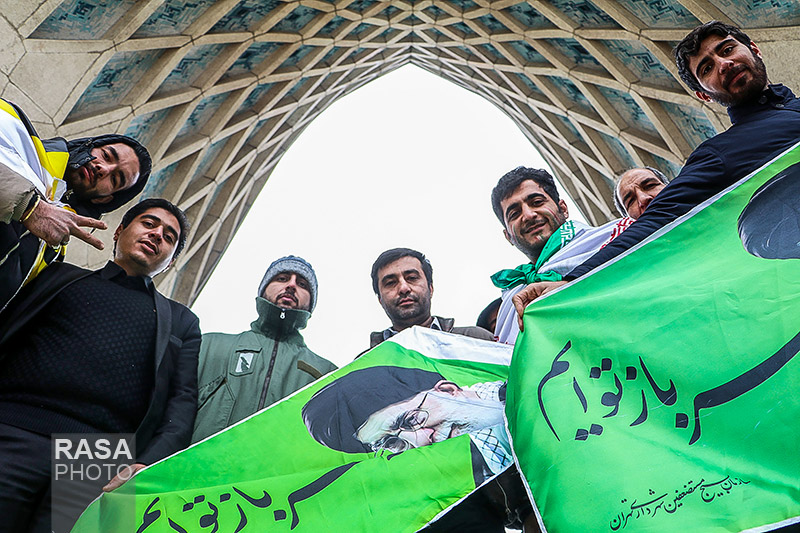چهل‌وهفت سال گذشت از روزی که مردم ایران، خواستند خودشان باشند؛ نه وابسته لندن و نه بردهٔ واشنگتن.
انقلاب ما، بازپس‌گیری عزت بود.

#انقلاب_مردم
#ایران_مقتدر