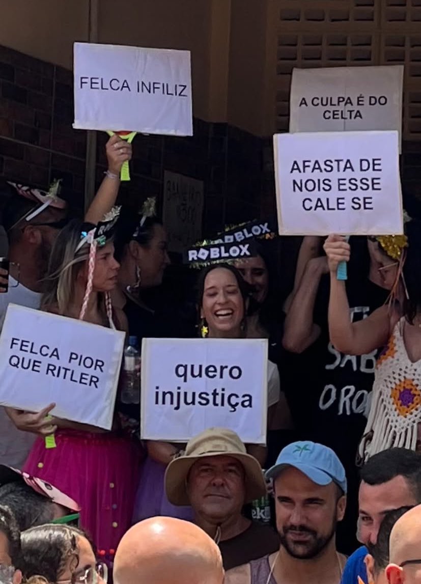 sopademacaco02's tweet image. enquanto isso no carnaval de salvador