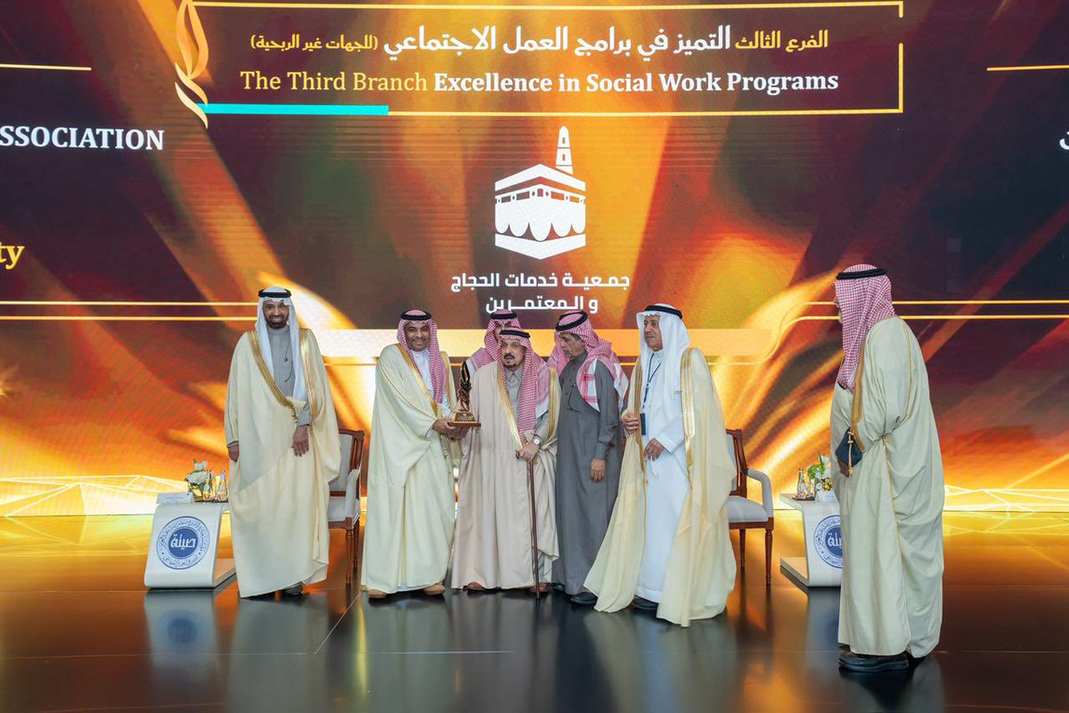 خالص التهنئة للأستاذ بدر عيد الشمري، محافظ دومة الجندل ورئيس مجلس إدارة جمعية خدمات الحجاج والمعتمرين <a href="/hajomra1445/">جمعية خدمات الحجاج و المعتمرين</a> ، بمناسبة تكريمه من قبل صاحب السمو الملكي الأمير فيصل بن بندر بن عبدالعزيز أمير منطقة الرياض، وذلك ضمن الفائزين في #جائزة_الأميرة_صيتة بنت عبدالعزيز للتميز في العمل