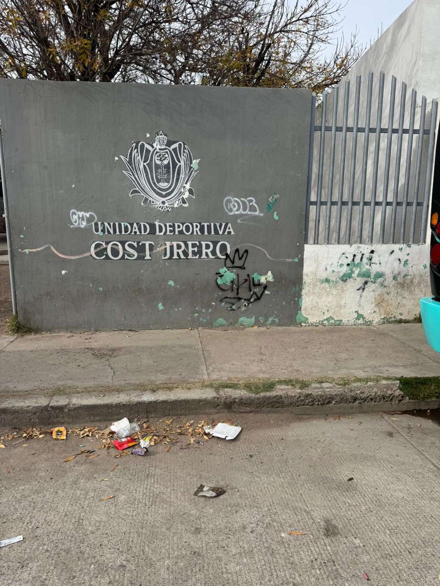 #Durango || En la Col. Benjamín Méndez, usuarios de la Unidad Deportiva Costurero denuncian: "Cambiaron al anterior administrador que era muy competente y pusieron a un tal Lorenzo Castro, amigo del director del <a href="/INDEHVAL/">Instituto de Desarrollo Humano</a>, <a href="/GiovanniRosso/">Giovanni Rosso</a>, sobrino de la esposa del gobernador