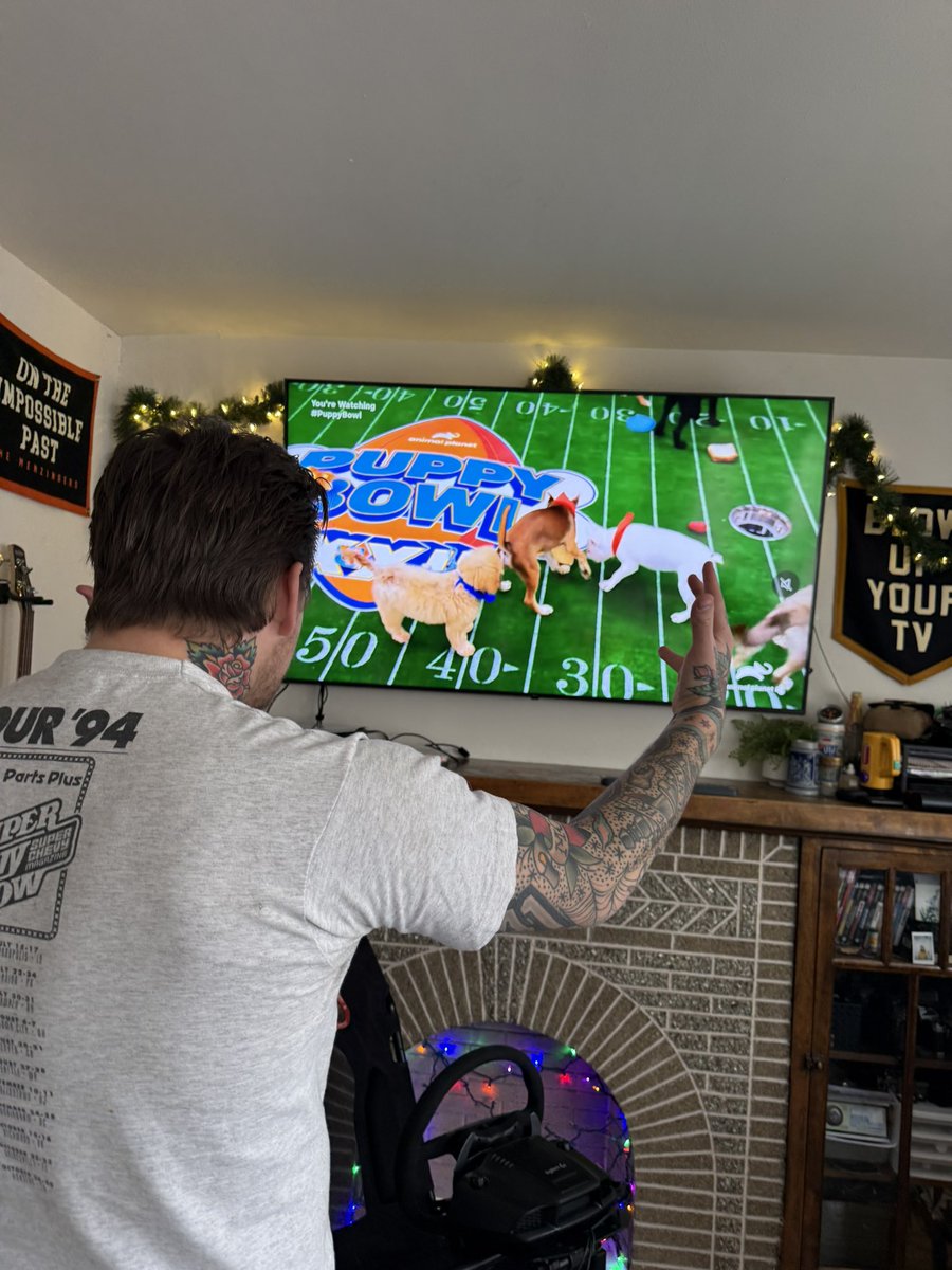 madsssagascar's tweet image. WHAAT THE FUCK ARE YOU DOINGGGGGGG RUN THE BALLLLL