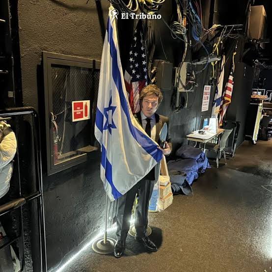 estefaniafrq's tweet image. Pedofilos, genocidas, saqueadores. Y el impresentable que tenemos como presidente va a viajar con la nuestra a una fiesta apoyando todas las barbaridades y entregando nuestras tierras . A de la rua lo sacaron por mucho menos