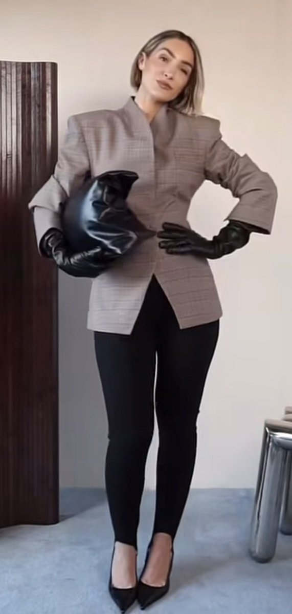 Pgmac70's tweet image. Frankie Bridge sexy gloves and heels 
#FrankieismySuperior