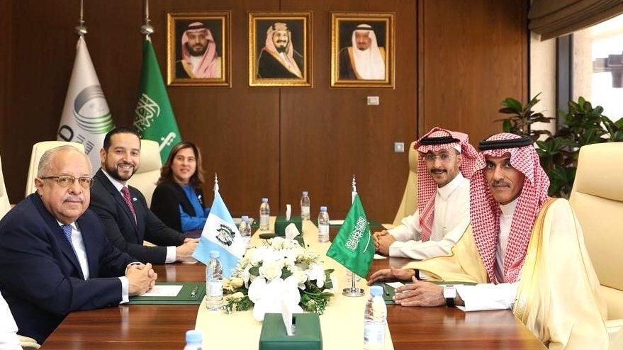 🇬🇹🇸🇦 | En el marco de su visita oficial a Arabia Saudita, el Ministro de Relaciones Exteriores de Guatemala, Embajador Carlos Ramiro Martínez Alvarado, sostuvo un fructífero encuentro con el Subdirector Ejecutivo del Fondo Saudí para el Desarrollo (SFD), Faisal Mohammed