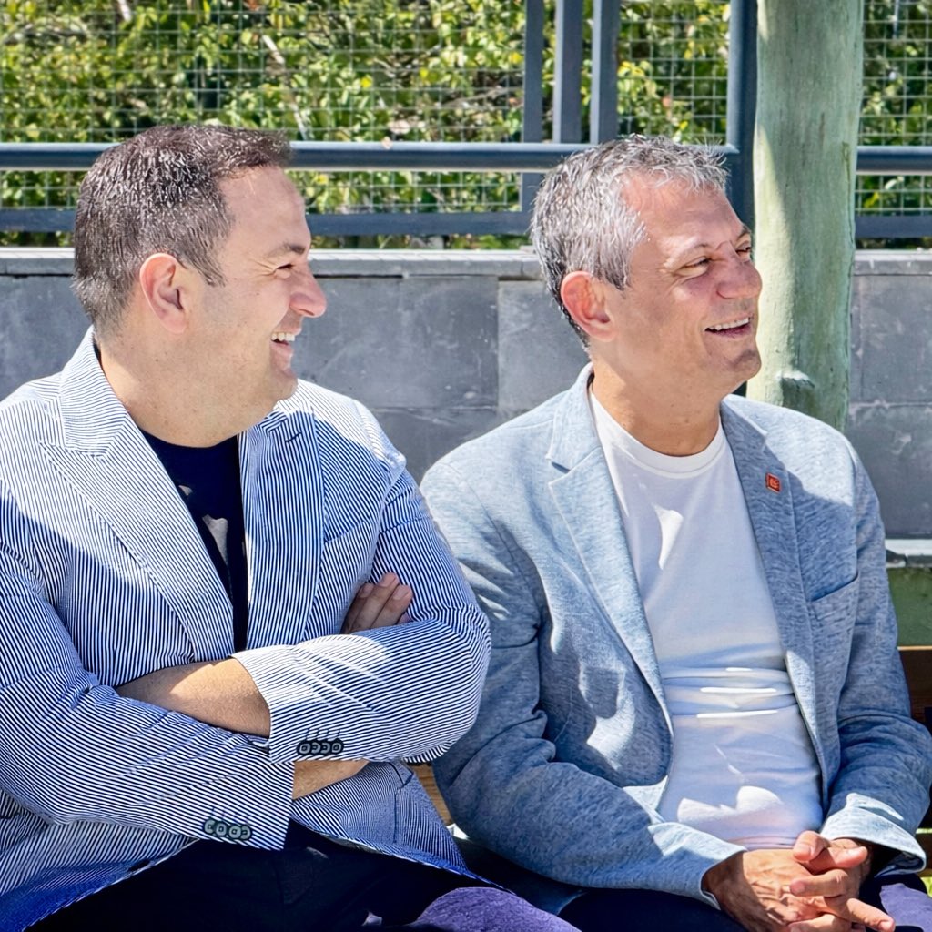 Sesine, nefesine, yüreğine sağlık genel başkanım…

İçtenliğine, dobralığına, samimiyetine güveniyor ve inanıyoruz.

Her gün biraz daha gönüllere giriyor, milyonlara “ne kadar da haklıymış” dedirtiyorsunuz.

Her daim sizinleyiz…