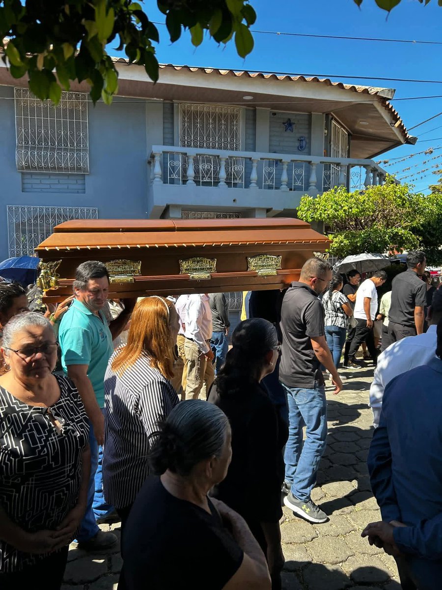 Diriá despide a la maestra Adilia Selva 🕊️

Este domingo, el pueblo dio el último adiós a la maestra Adilia Mercedes Selva Vargas, fallecida en un accidente de tránsito el sábado.

Familiares, amistades y la comunidad educativa la acompañaron en misa y hasta su descanso final.