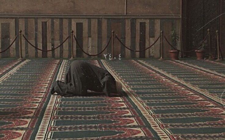 raway_alqasid's tweet photo. "يا حزينًا في ظلامِ اليأسِ يَشكو
من هُمومٍ لفّهَا أمرٌ عصيبُ
كم دهتْنَا من صِعَابٍ ثُمّ ولَّتْ
كيف يَشقى مَن له ربٌّ مجيبُ" https://t.co/1QrVkAxScT