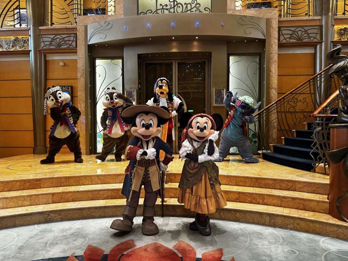 日付変更線通過のため、
Day 7が2日間があり、よくわかってなかったのでラッキー🤣笑

グループフォトも2日間あり、2日目はパイレーツ🏴‍☠️だった✨

#ディズニークルーズ