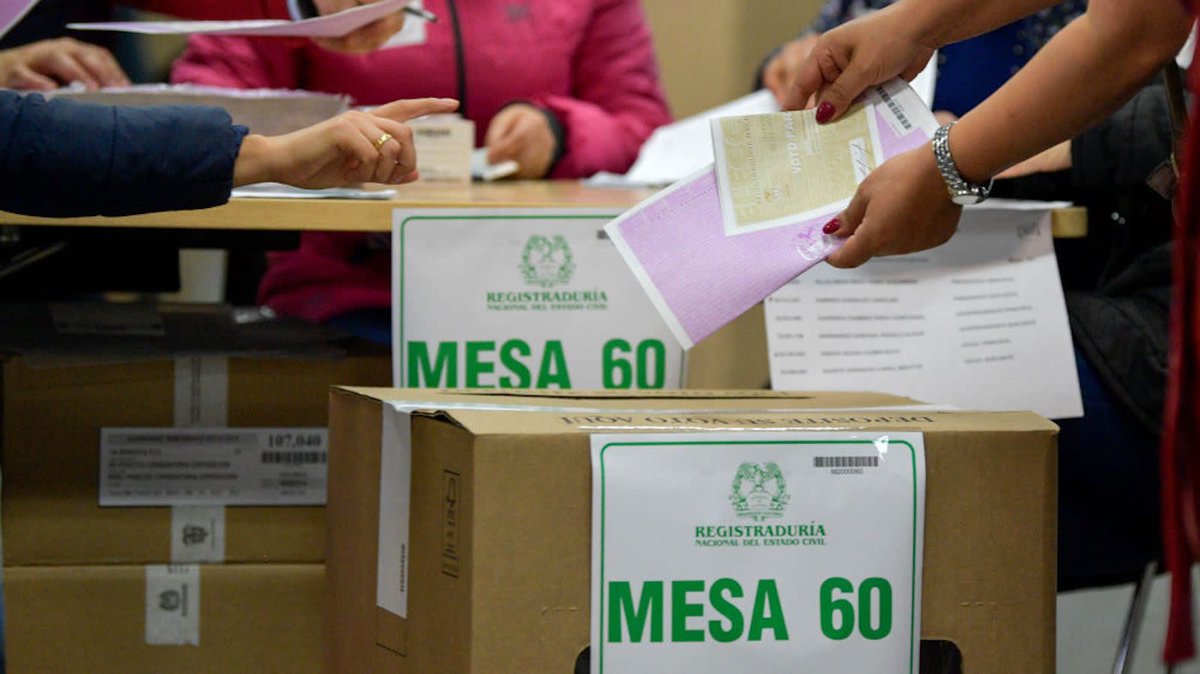 En un mes son las #elecciones para Congreso. Por la  grave #emergencia de inundaciones, los candidatos tuvieron que desacelerar sus campañas, bajo riesgo de bajar votaciones por desmotivación de electores. Hay voces que sugieren su aplazamiento ¿usted qué opina?