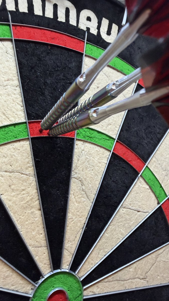 mrkingpin's tweet photo. @Wayne501Mardle I got my first 180 on my new board a few weeks ago, delighted (Ain’t hit one since) 😂😂 https://t.co/Mor5uK2Yp2