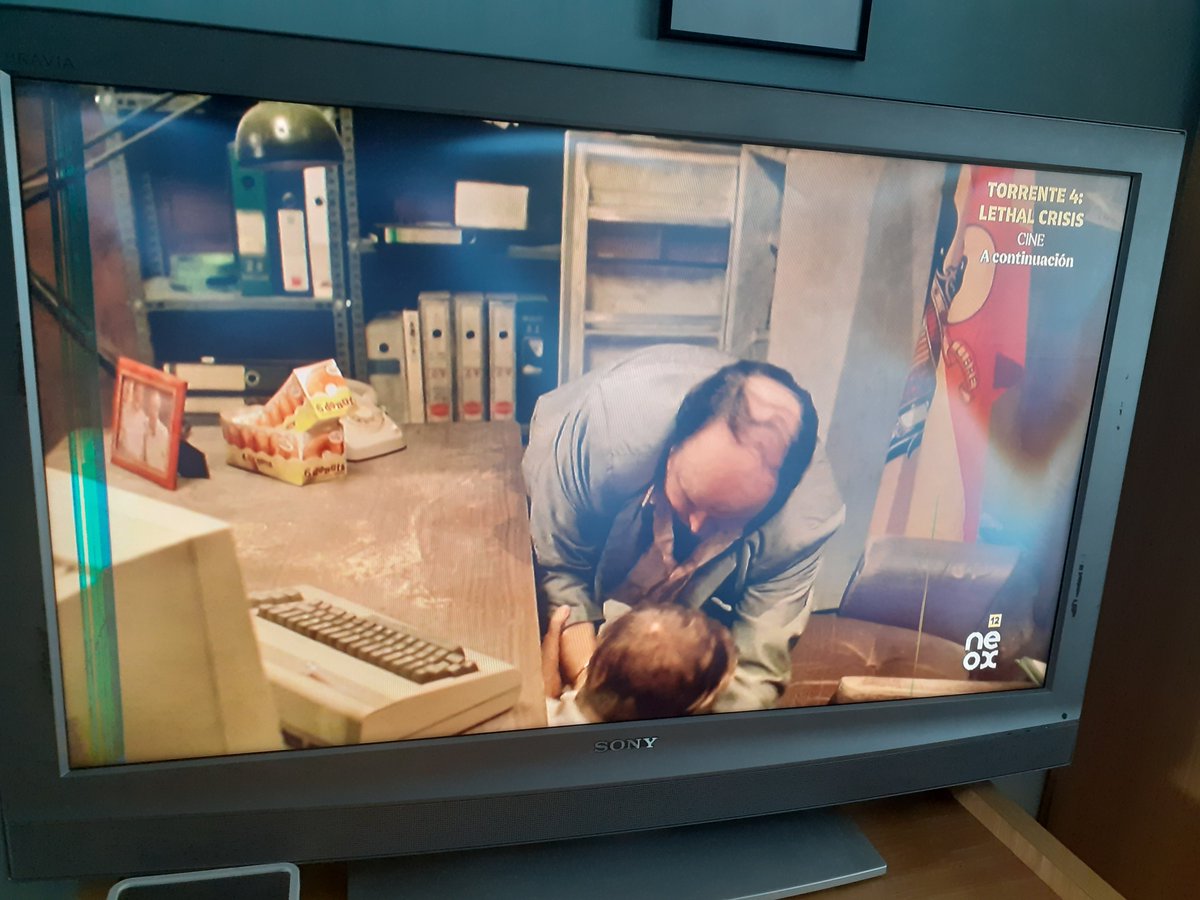 Pedazo homenaje: Un Commodore 64 en Torrente 3...
¿Quizás fue el primer ordenador de <a href="/SSantiagosegura/">Santiago Segura</a> ?
#retro #C64 #film #Torrente #2000s #film