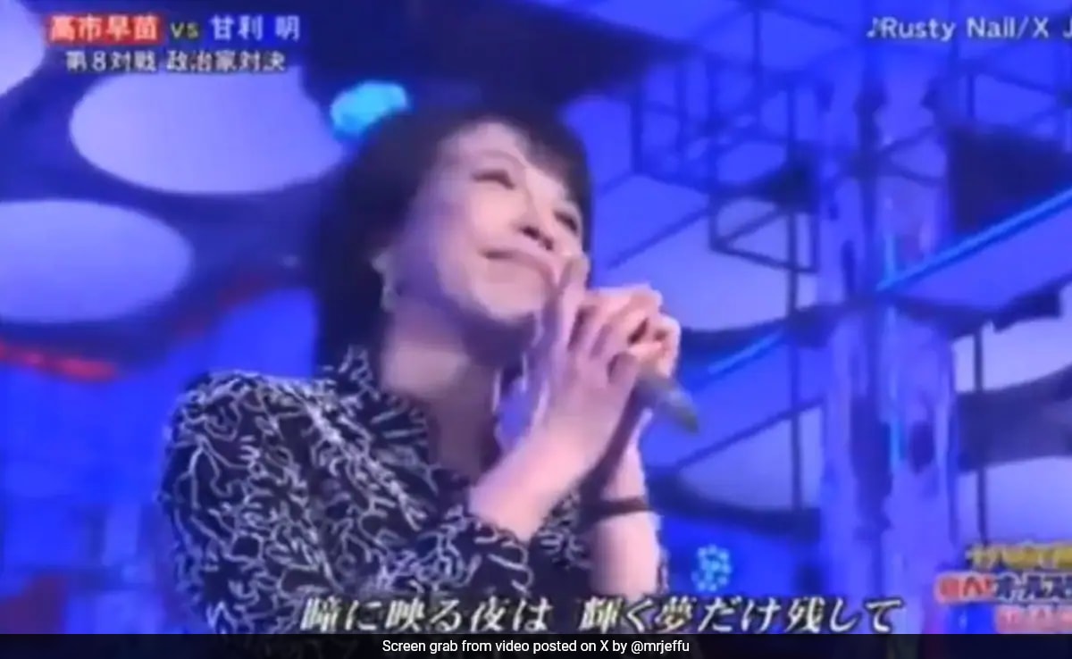 Andaba en moto, conducía un Toyota Supra, tenía una banda de Heavy Metal y cantaba en programas de TV

Hoy arrasó a todos los partidos políticos de Japón 

Sanae Takaichi