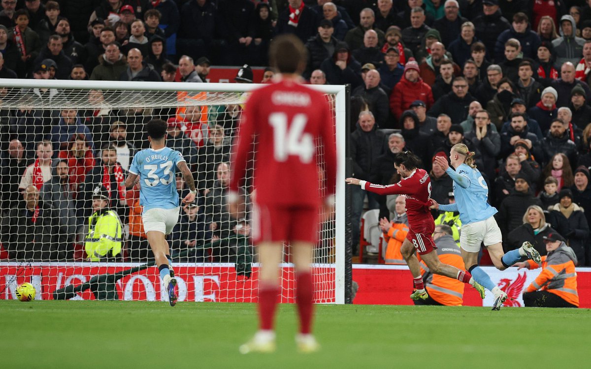 Öyle bir an yaşandı ki;

Szoboszlai kırmızı,
City’nin golü Haaland’dan dolayı iptal.

Futbol bazen tam olarak bu.