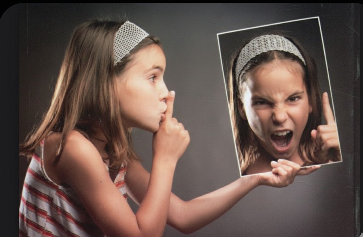 P1100_'s tweet image. الاضطراب النفسي ينبع من مصدرين:

١-المطالب التي نفرضها على أنفسنا وقد تقود إلى نقد الذات ولومها.

البديل الصحي هو (قبول الذات) مع الاعتراف بضعفها وقصورها ونقاط القوة الإيجابية فيها والسعي العملي لتجاوز النقص.
 
٢-المطالب التي نريدها ونتوقعها من الآخرين والعالم الواقعي من حولنا.…