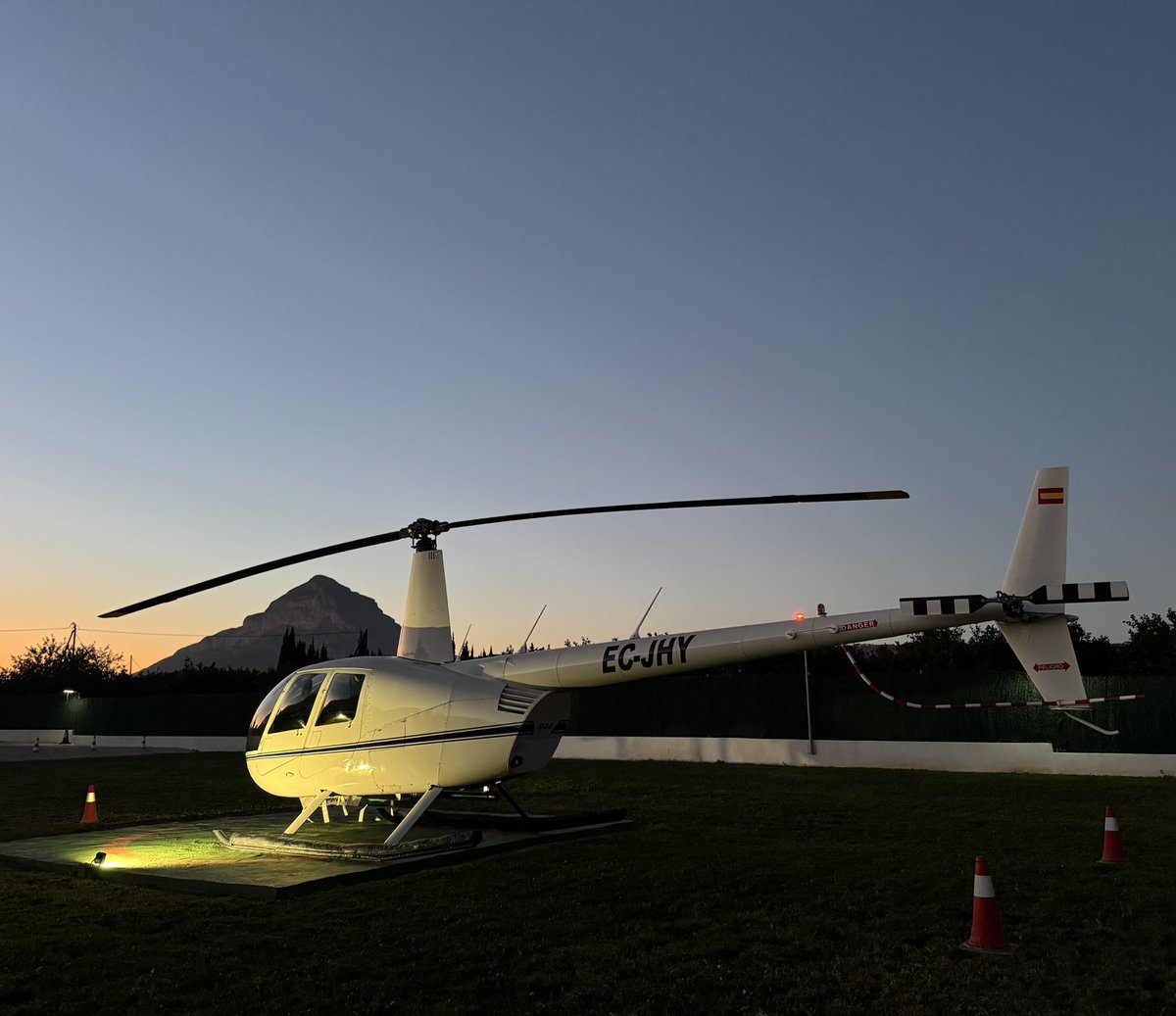 HeliportXabia's tweet photo. Benvingut de nou EC-JHY!!! 

#heliportxabia #helipistas #xàbia #jávea #r44 https://t.co/Clu05dFjMe