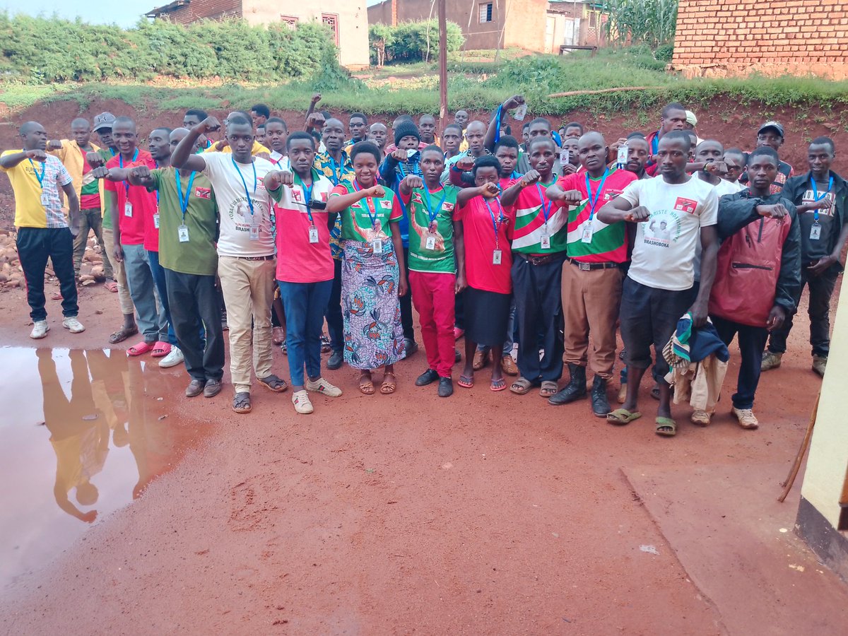 IrakozeGilbert7's tweet photo. #burundi,#gitega,#mwaro,#zone Rorero, LJ RORERO #irakozegilbert arikumwe n,igishikizi #manirakozefelicite ,twahuriye hamwe muntumbero yo gukomeza dupange akarere neza mumbonerakure no kwiteza imbere.
#CNDD-FDD
#ZONE RORERO https://t.co/L0zz3ujHNE