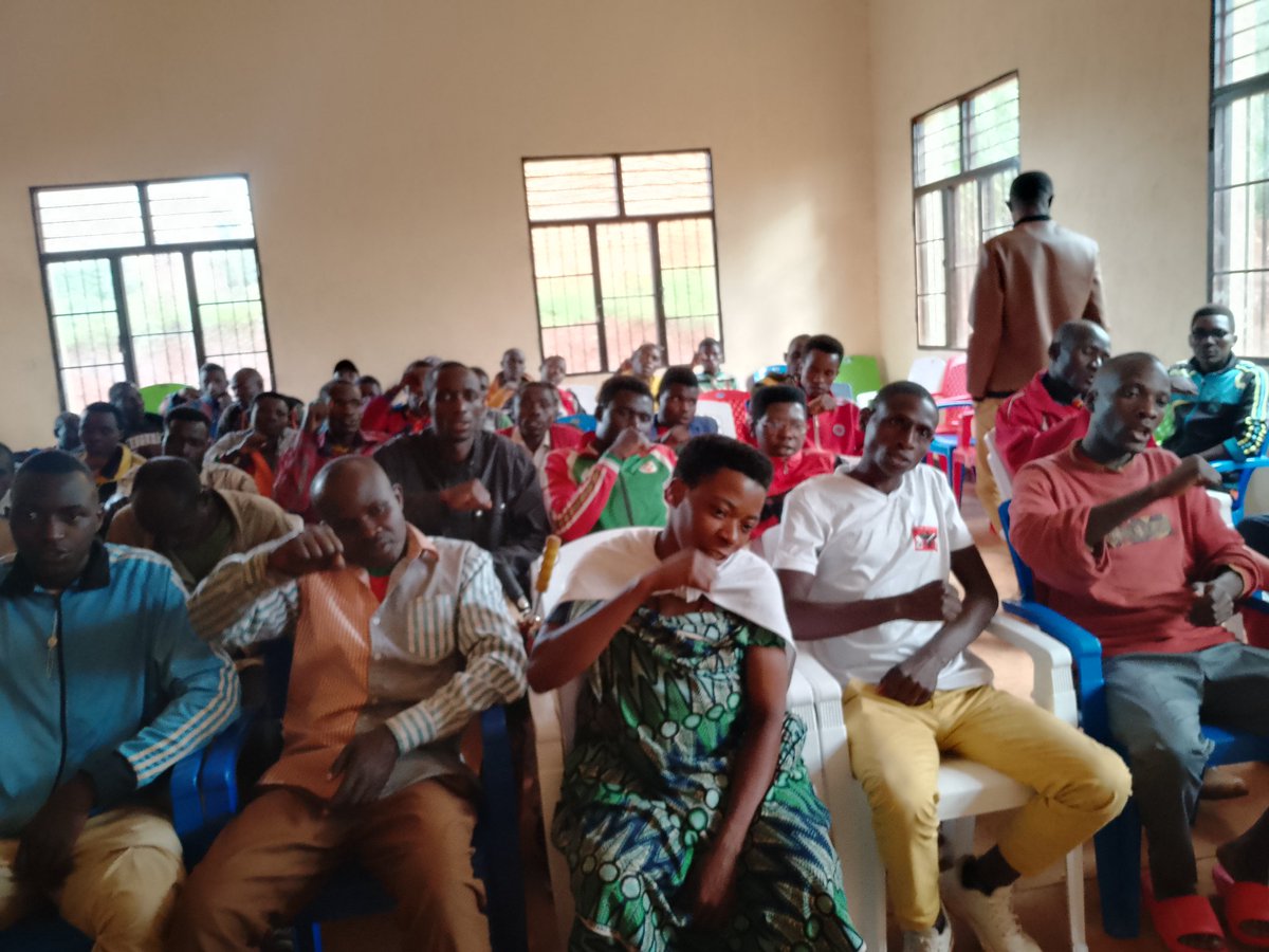 IrakozeGilbert7's tweet photo. #burundi,#gitega,#mwaro,#zone Rorero, LJ RORERO #irakozegilbert arikumwe n,igishikizi #manirakozefelicite ,twahuriye hamwe muntumbero yo gukomeza dupange akarere neza mumbonerakure no kwiteza imbere.
#CNDD-FDD
#ZONE RORERO https://t.co/L0zz3ujHNE