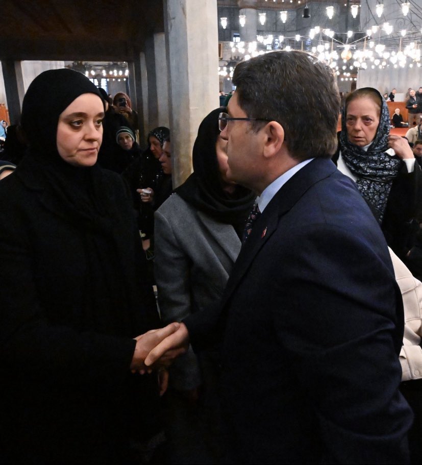 Karşımdaki annenin evladının failleri hala dışarıdayken “dava kapandı” demiş biri olarak yüzüne bakamazdım. Söz verip tutmamak unutulabilir sanılıyor ama bir anne unutmaz. O bakışlar yeterince açıktı.