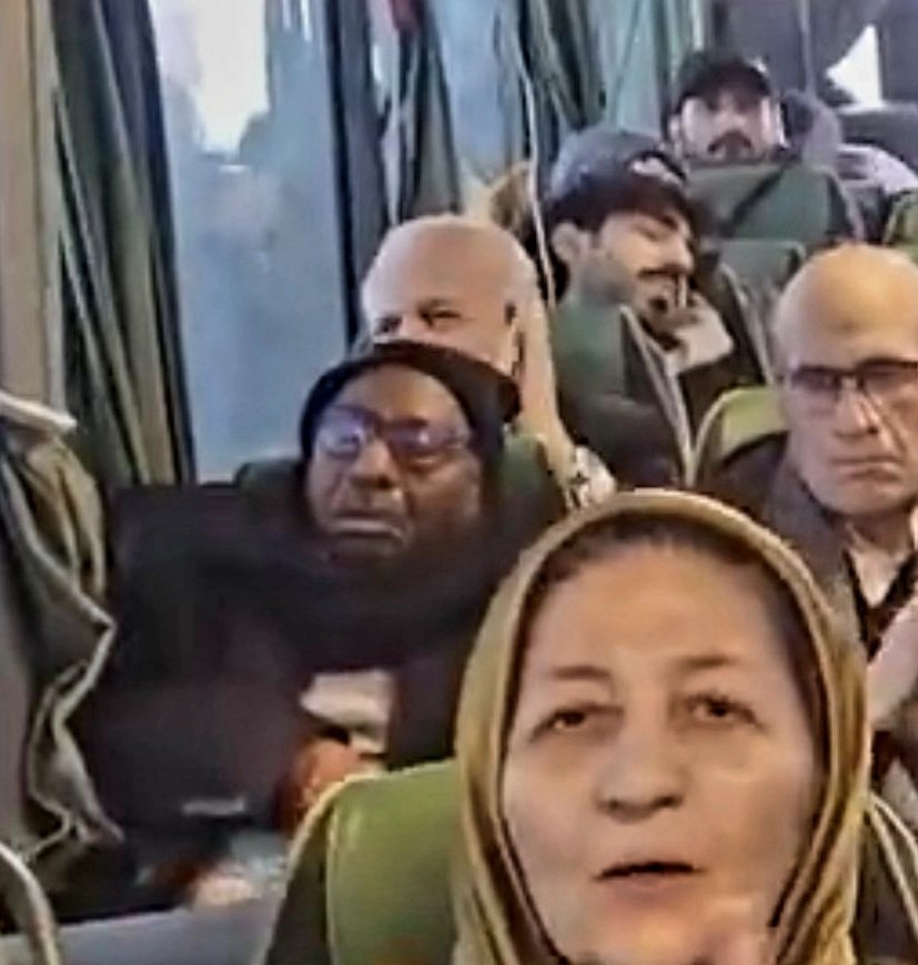 خانم تانزانیایی ۴،۵ سال پیش آمد رستوران بهم گفت شما سازمان مجاهدین میشناسین یهو جا خوردم گفت من پاریس بودم هفته قبل داشتم تو رستوران قهوه میخوردم یکی زد پشتم گفت میخواین ۵۰ یورو کاسب بشی اول فکر کردم دوربین مخفی ه،گفتم چیکار باید بکنم گفت فقط برو اونور خیابون قاطی تظاهرات‌ شو