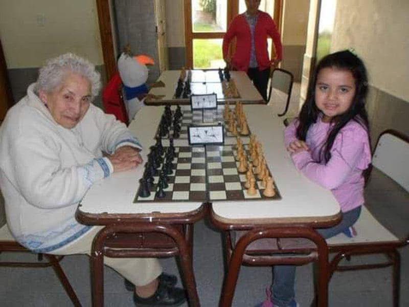 chessclubICC's tweet photo. Pay attention to this: the woman on the left is Liberata Ríos, from Argentina. Two weeks ago, she turned 101 years old.

Liberata learned to play chess at the age of 85.

In 2019, she won her first regional title in the seniors category, at age 93. In 2020, during the pandemic, she learned to play online.

Thanks to Marco, from the ‘Pawn in the 7th Rank’ chess school (that’s where Liberata learned the game), for their great work promoting chess and for sharing this story with us.
