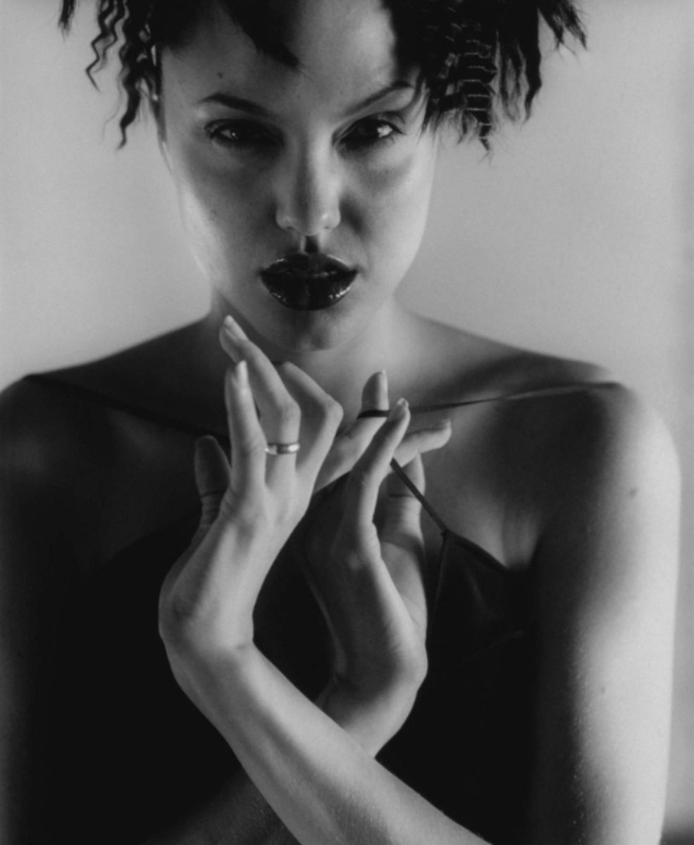UnmotheredMercy's tweet image. Angelina Jolie = main character energy, always. 🎞️ Photography by Isabel Snyder, 1997. 

#AngelinaJolie
#StyleIcon
#ClassicHollywood
