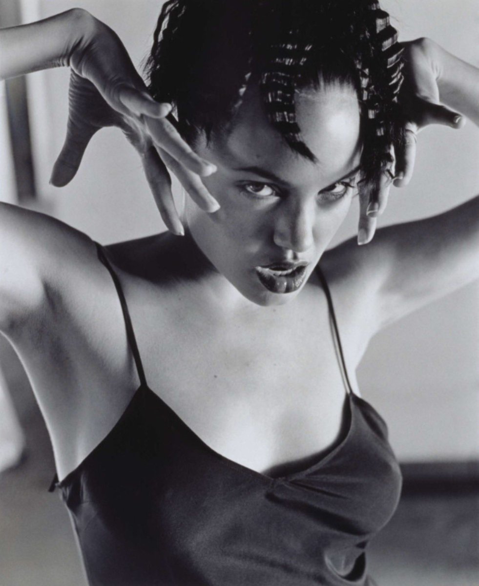 UnmotheredMercy's tweet image. Angelina Jolie = main character energy, always. 🎞️ Photography by Isabel Snyder, 1997. 

#AngelinaJolie
#StyleIcon
#ClassicHollywood