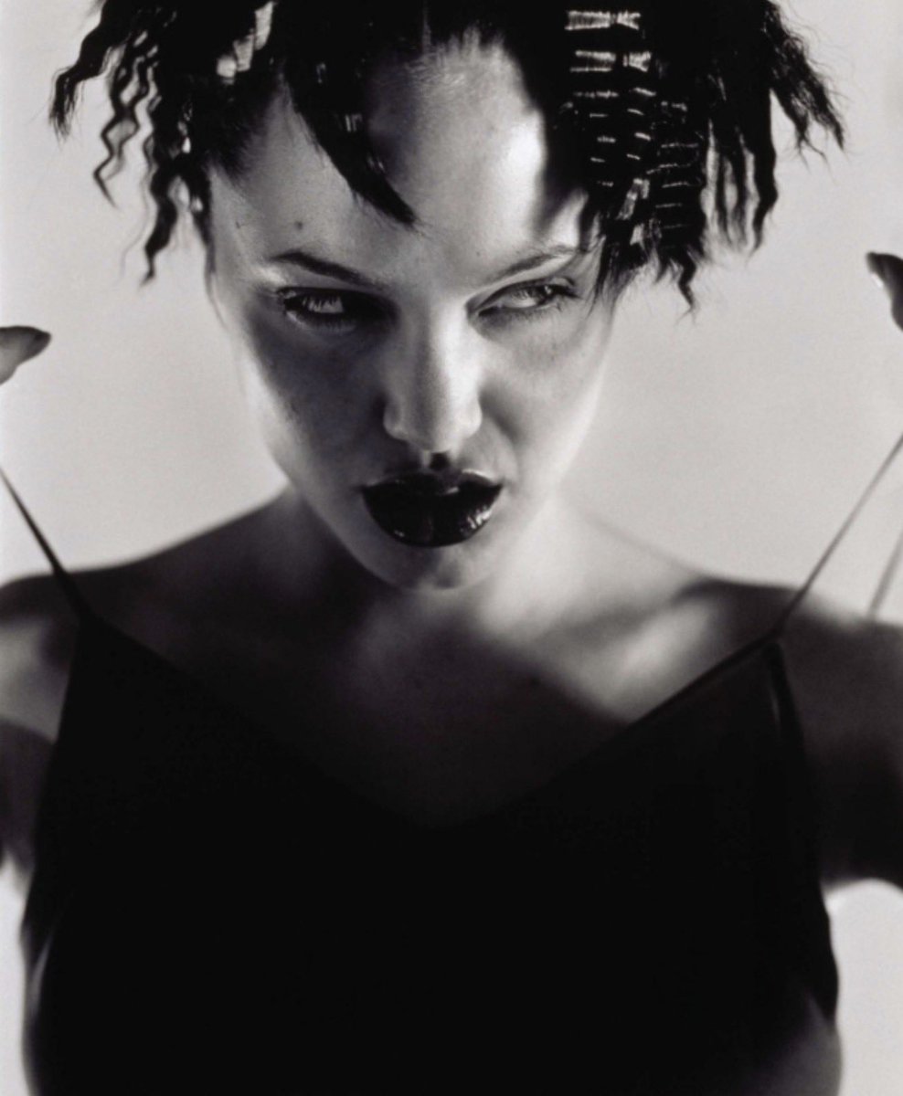 UnmotheredMercy's tweet image. Angelina Jolie = main character energy, always. 🎞️ Photography by Isabel Snyder, 1997. 

#AngelinaJolie
#StyleIcon
#ClassicHollywood