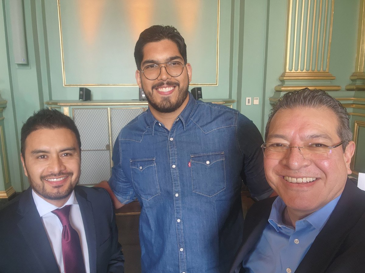 MarcoAMena's tweet photo. Muchas gracias a Maven Strategy Group por la invitación al evento donde @IsaacAlarcon, extraordinario mexicano jugador de los @49ers de San Francisco, compartió su experiencia como jugador de la @NFL y cómo el deporte refuerza lazos entre países.  Isaac es un gran ejemplo y orgullo para todas y todos los mexicanos.
Un gusto saludar en este evento a los Cónsules Generales @Tonatiuh_ y @SaidPerezg. @ConsulmexSFO @nflmx