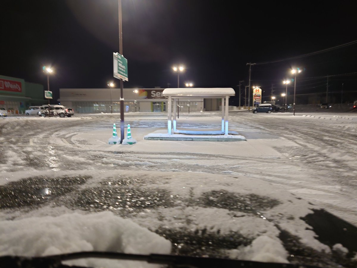nzm_mc41's tweet photo. スケートリンクと化すハローズ熊野店☃️
＃広島
＃大雪
＃広島県熊野町 https://t.co/WIZw8phHvH