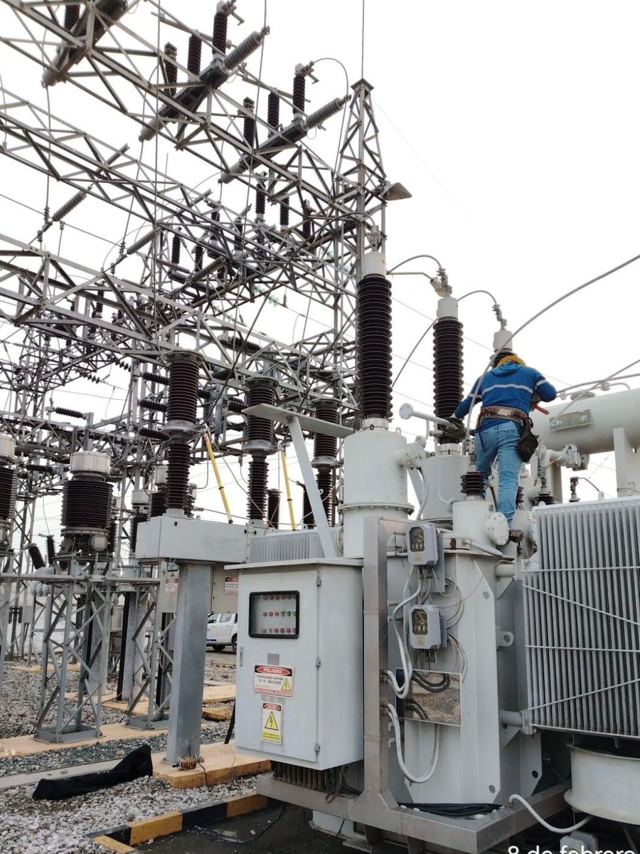 CNEL_EP's tweet photo. ✅ GUAYAS
El equipo técnico de #CNELEP realizó mantenimiento preventivo en la subestación Pedro J. Montero, con el objetivo de garantizar el adecuado funcionamiento del sistema eléctrico.

Durante la intervención se ejecutaron trabajos de cambio de aisladores, puentes, palancas y oxigenadores, además del desbroce de maleza en la red trifásica, acciones que fortalecen la confiabilidad, continuidad y seguridad del servicio para los usuarios del sector.