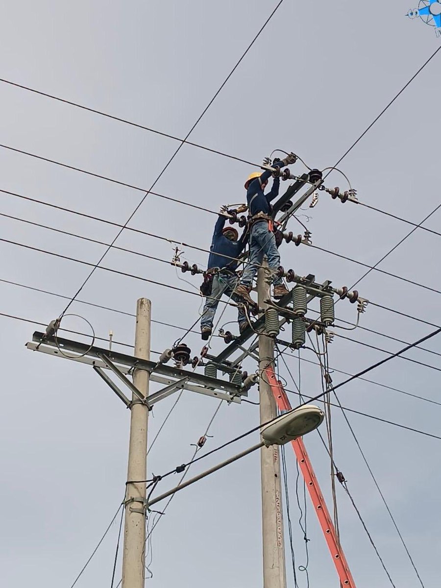 CNEL_EP's tweet photo. ✅ GUAYAS
El equipo técnico de #CNELEP realizó mantenimiento preventivo en la subestación Pedro J. Montero, con el objetivo de garantizar el adecuado funcionamiento del sistema eléctrico.

Durante la intervención se ejecutaron trabajos de cambio de aisladores, puentes, palancas y oxigenadores, además del desbroce de maleza en la red trifásica, acciones que fortalecen la confiabilidad, continuidad y seguridad del servicio para los usuarios del sector.