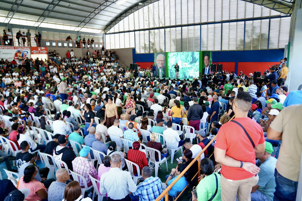 leonorzacariasr's tweet photo. @LeonelFernandez y su @FPcomunica salieron de Santiago con los serones llenos de ex diputados, regidores y ex regidores, ex alcaldes, ex gobernadora, presidentes de circ., de juventud, etc. Ademas, unos 10 miembros del CC PLD. En sintesis regreso lleno a SD. #Exitazo! https://t.co/CjIkaC2Kcg