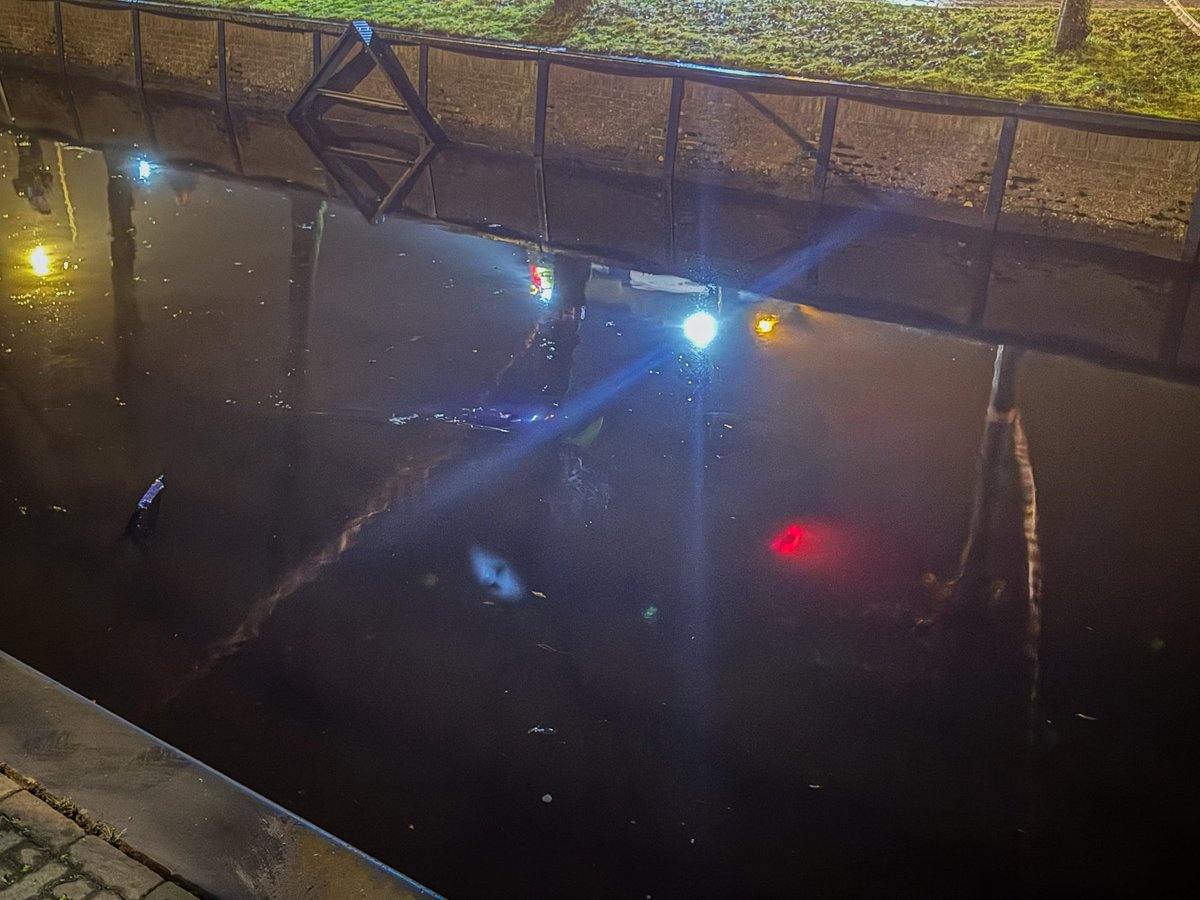 Auto te water in Balk: Bestuurder door omstanders gered