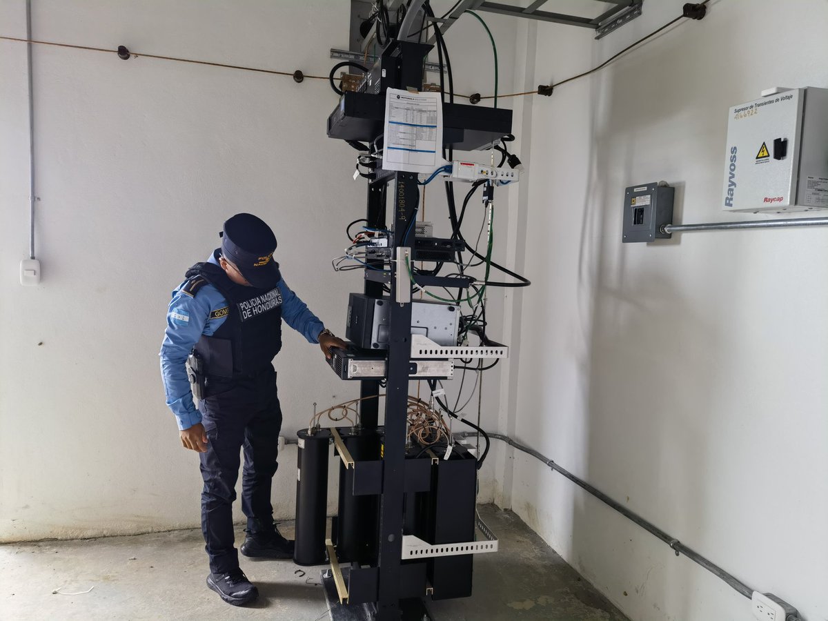 DTelematicaPNH's tweet photo. 👮🚨¡En acción 24/7!

Hoy muestro equipo en Regional Telemática #3 se desplaza a Cerro Azul Meambar para dar soporte al equipo y mantener las comunicaciones siempre activas

#direccionpolicialdetelematica #telecomunicaciones #regional3 https://t.co/No210kaRxs