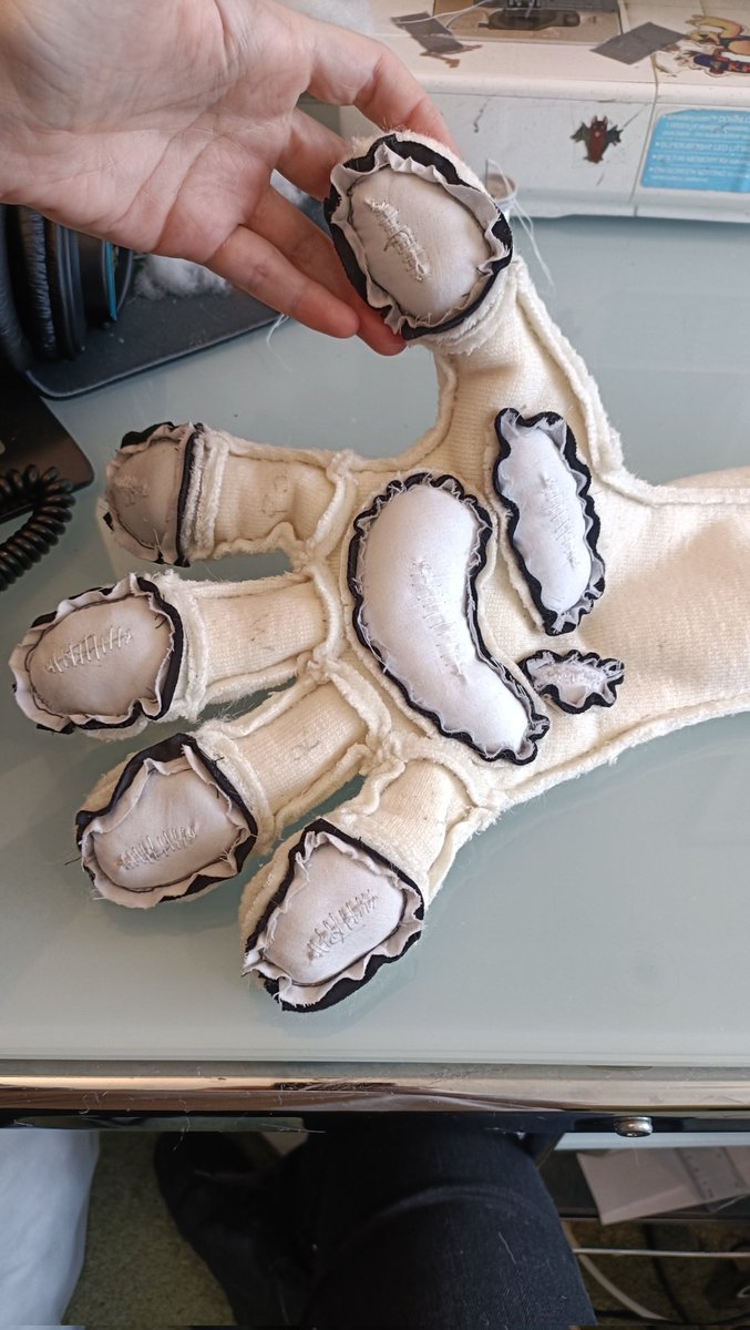 yellow_fr3ak's tweet photo. the inside of the anthro paws for your viewing pleasure https://t.co/sEhOdxk7r6