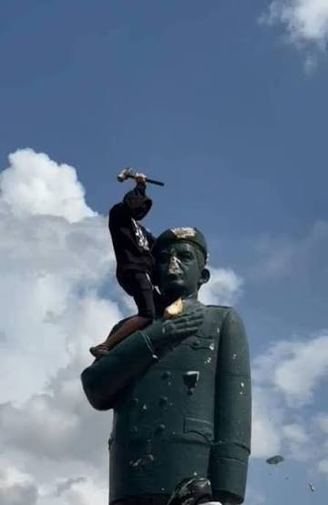 Dónde está  Jobani Romero, que fue  privado de libertad por "instigación al odio y terrorismo" por dar martillazos a la cabeza de una estatua de Chávez el 29 Julio de 2024 en Coro, Edo Falcón. Su caso ha sido reseñado internacionalmente. Que pasa con la gente del Foro Penal?